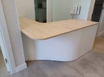 mostrafor-con-curva-lacado-blanco-con tapa-de madera 2